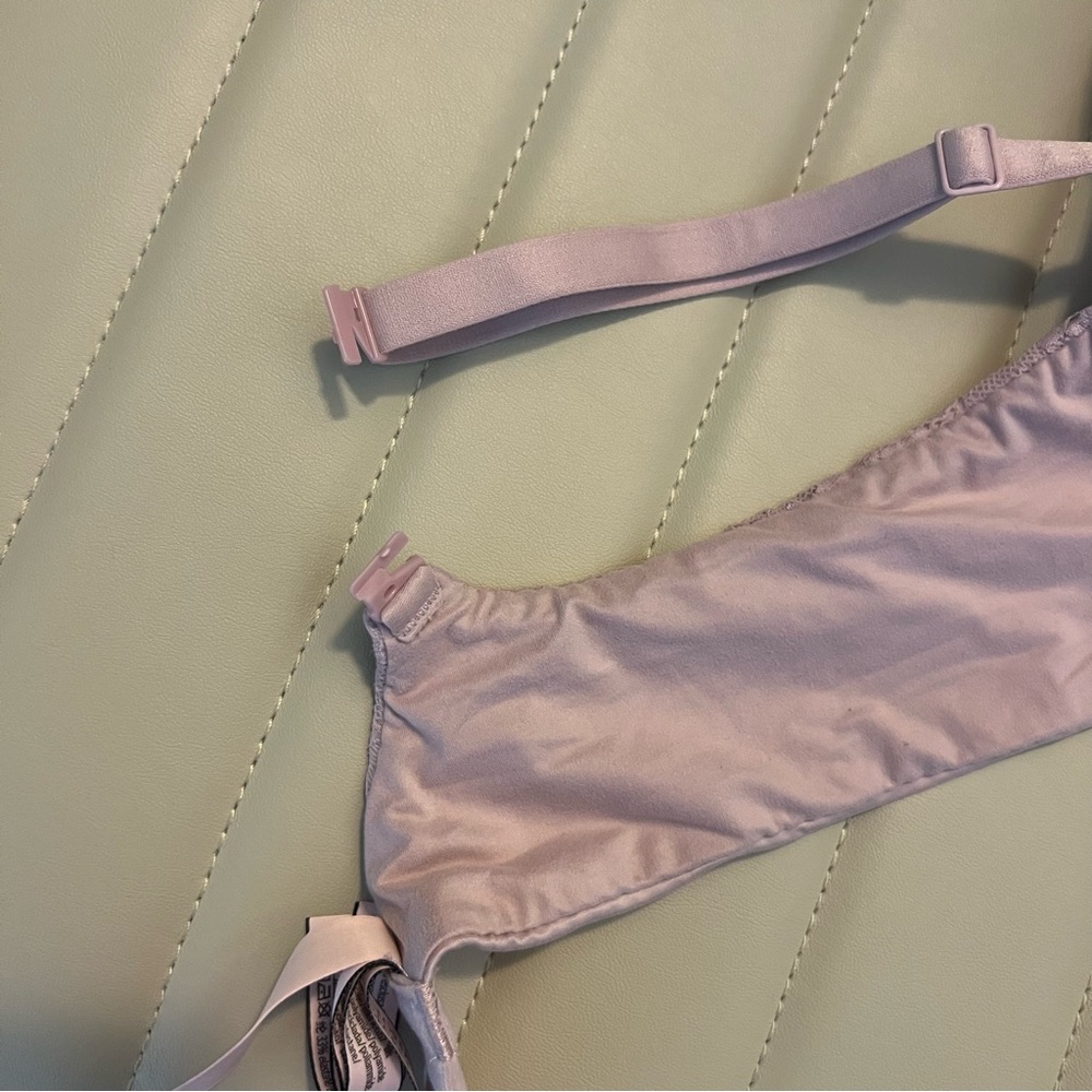 Victoria’s Secrets Elegant Lace Underwire Bra in Light Pink - Picture 5 of 7